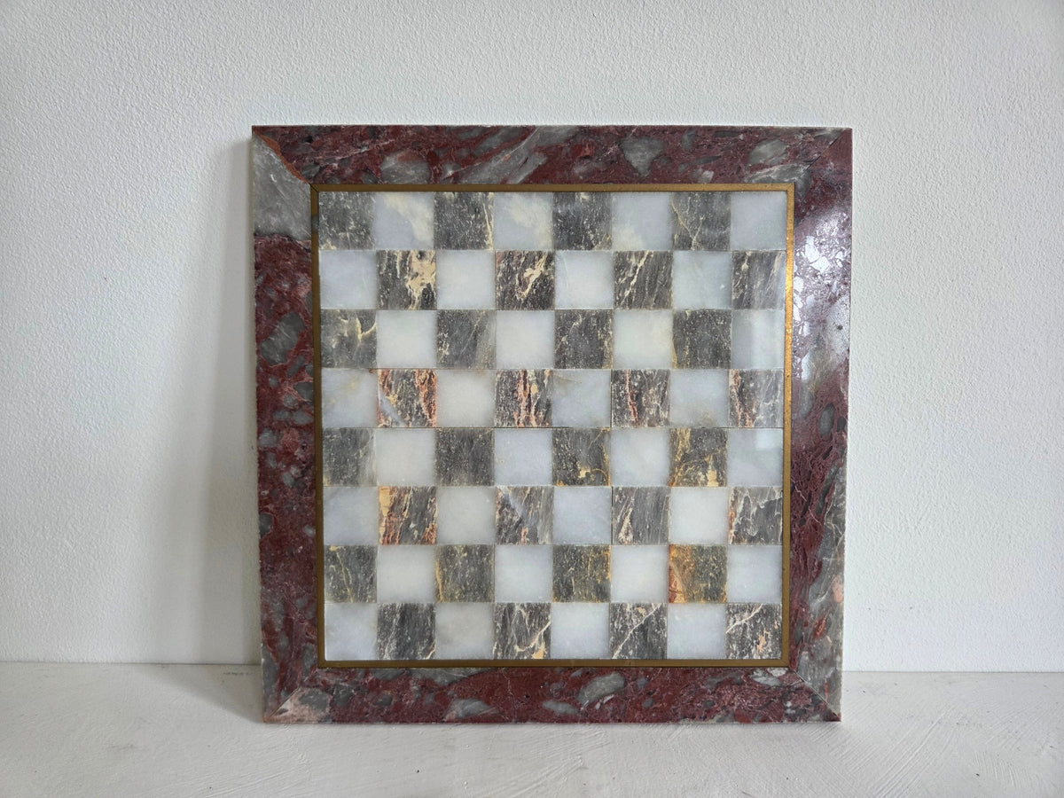 vintage onyx schaakspel met stukken op bord