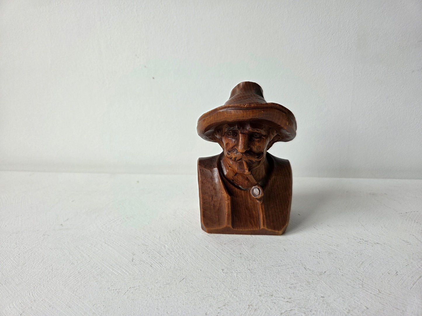 Houten buste van man met hoed – traditioneel Zwitsers houtsnijwerk uit de Schwarzwald-regio