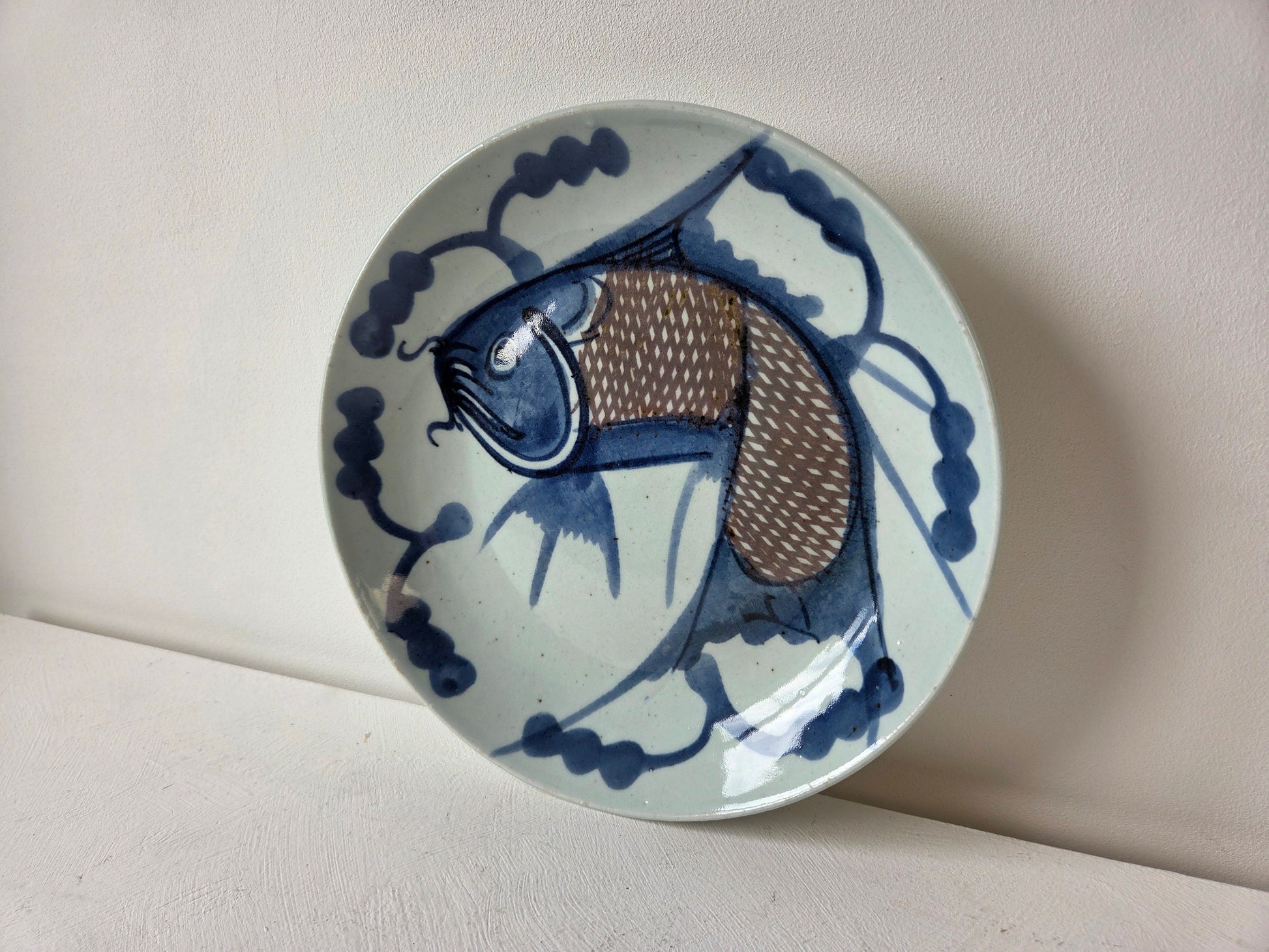 Blauw en bruin keramieken bord – Chinees decor met vismotief