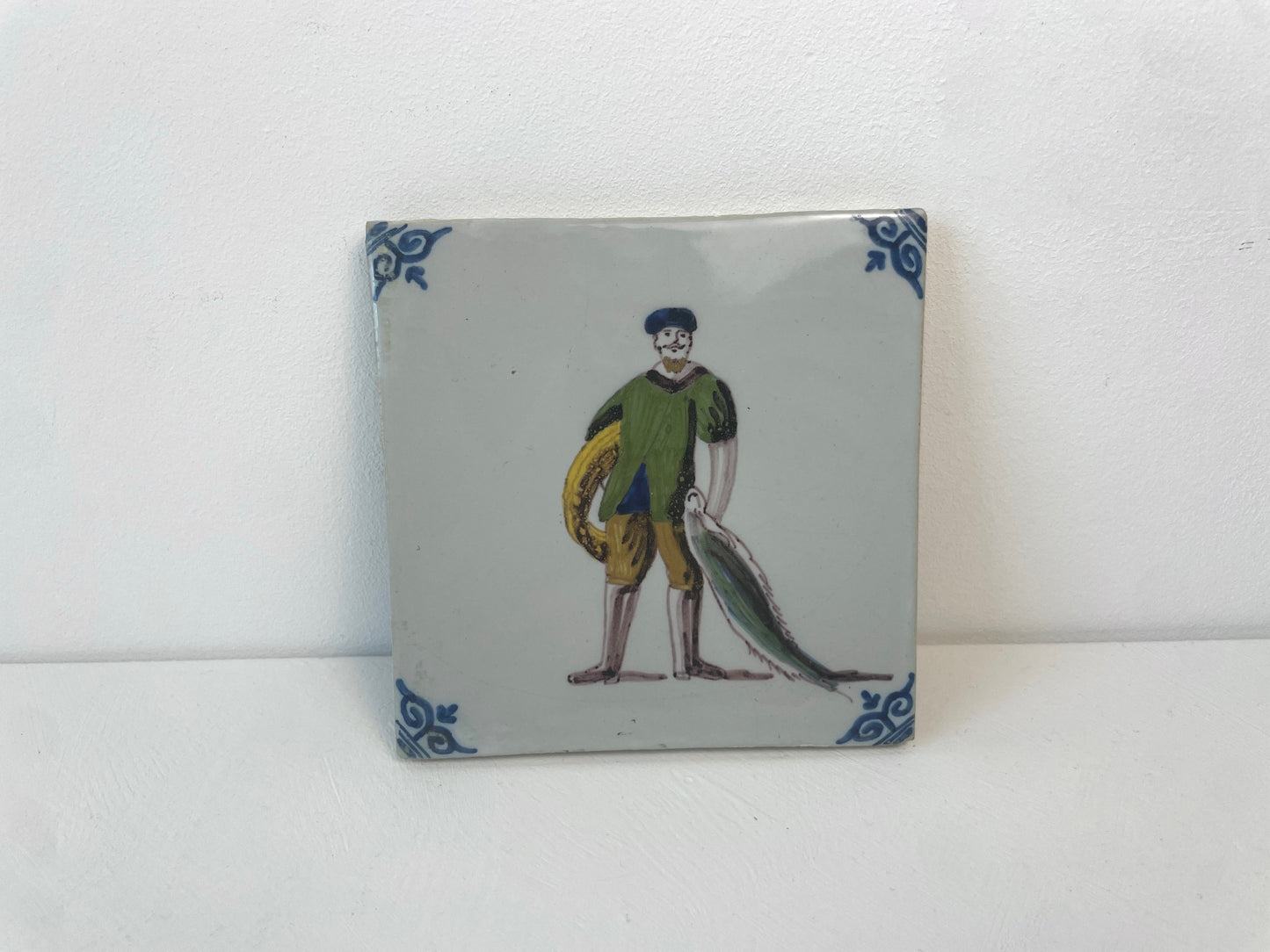 Makkum Tichelaar tegel uit de jaren 1960 met handgeschilderde voorstelling van visser.