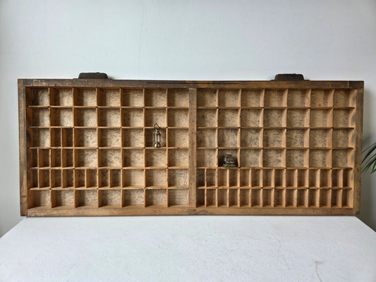 Houten letterbak met 105 vakjes – drukkerijlade met metalen grepen