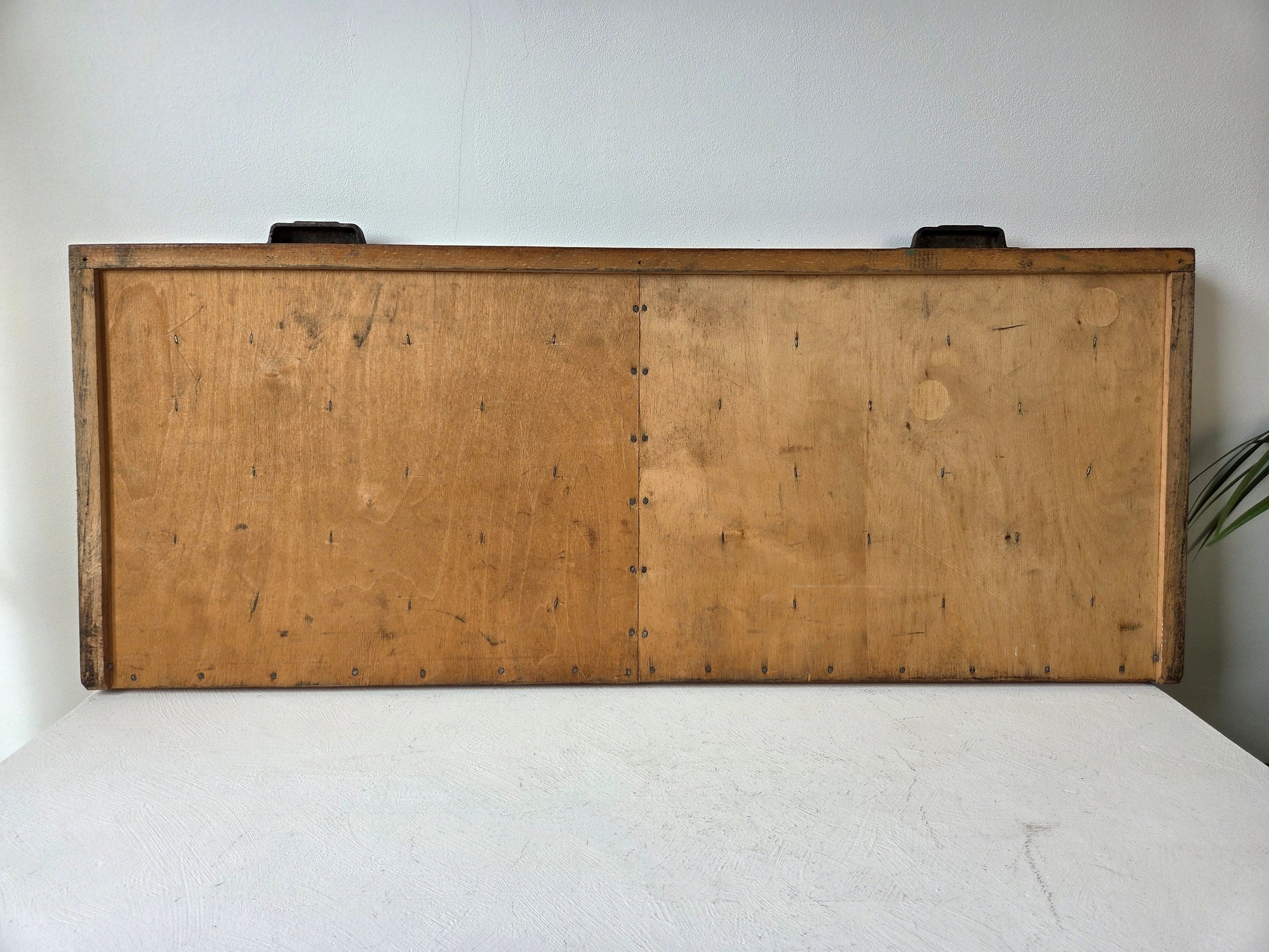 Oude houten drukkerijlade – wandrek met metalen grepen