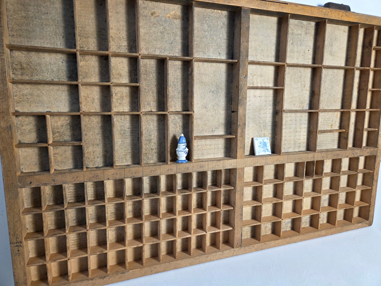 Vintage houten letterbak met 120 vakjes uit drukkerij, zichtbaar gebruikt hout.