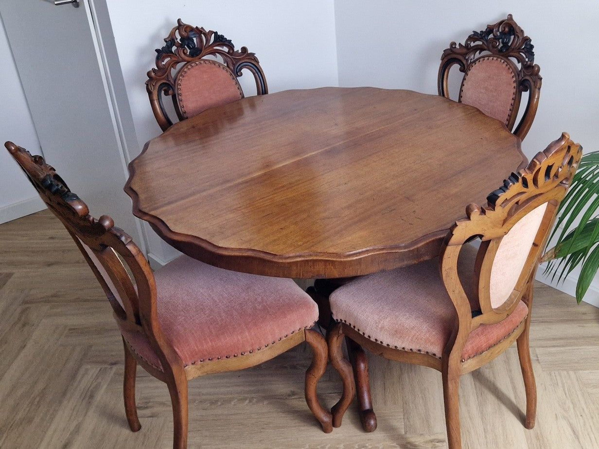 Antieke eetkamertafel en vier stoelen