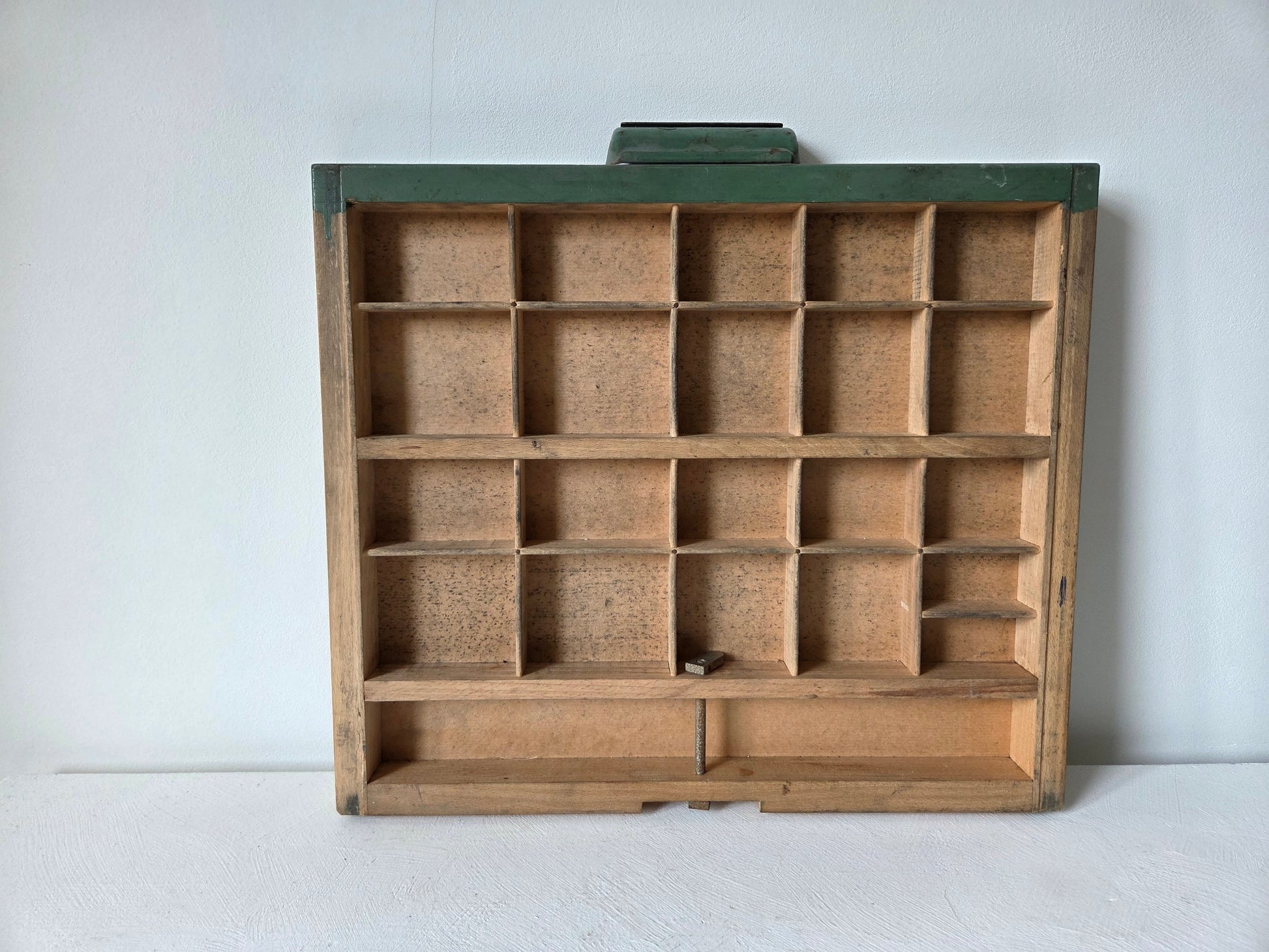 Vintage houten letterbak met 22 vakken oud drukkerij