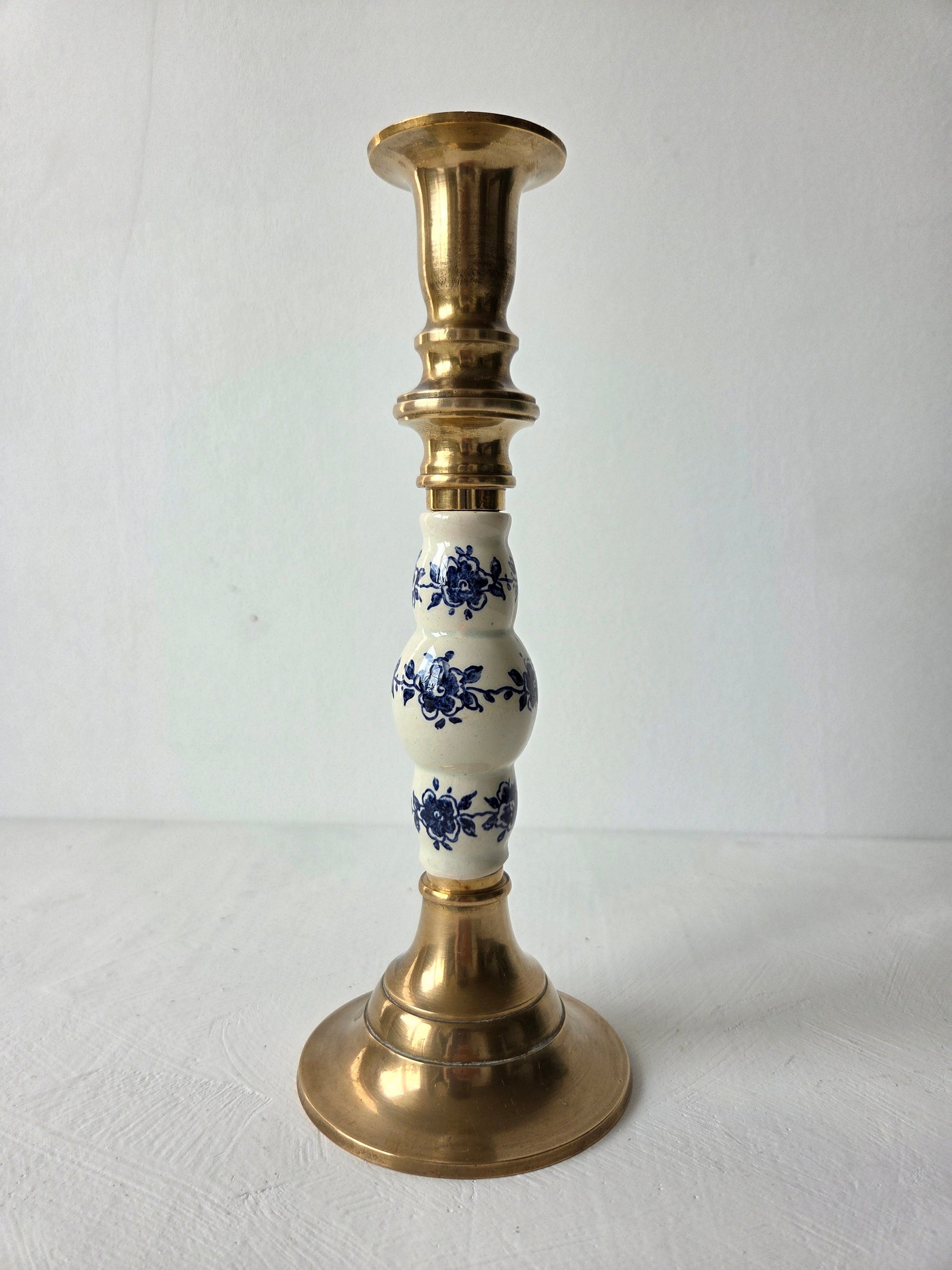 Vintage messing kandelaar met blauw-wit detail, aangeboden door D’Antan