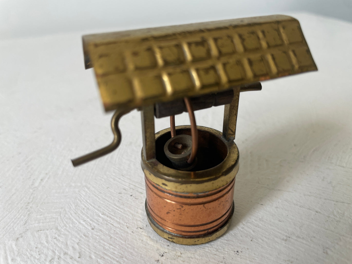 brocante miniatuur waterput met dak en hendel