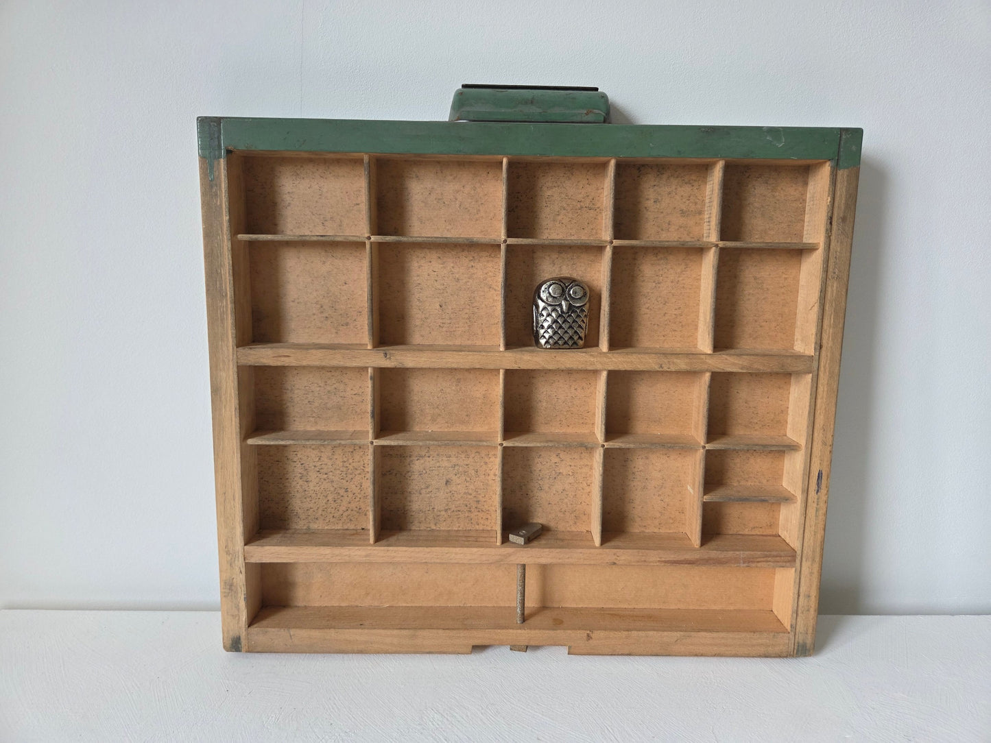 Brocante houten letterbak met metalen greep