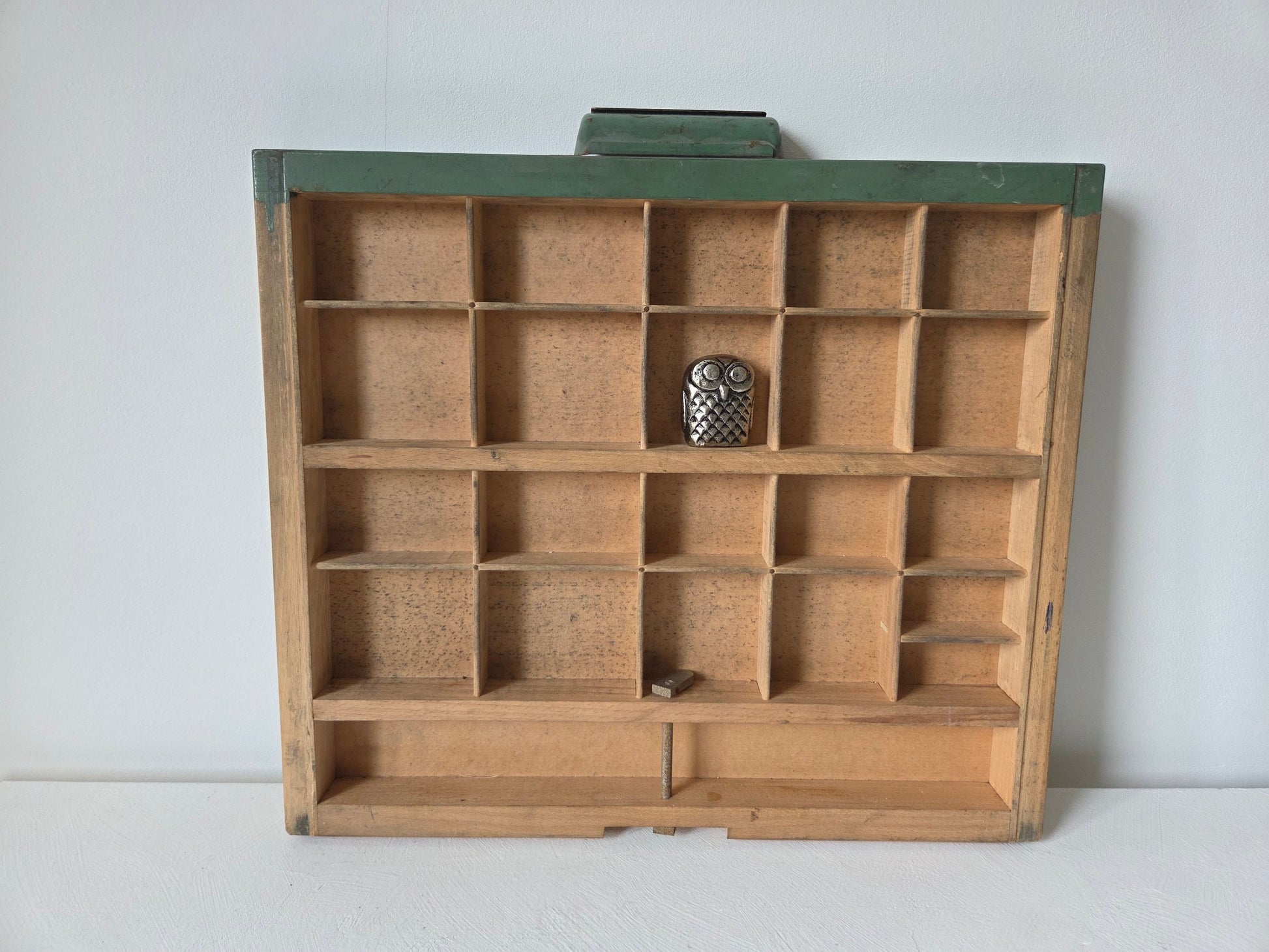 Brocante houten letterbak met metalen greep
