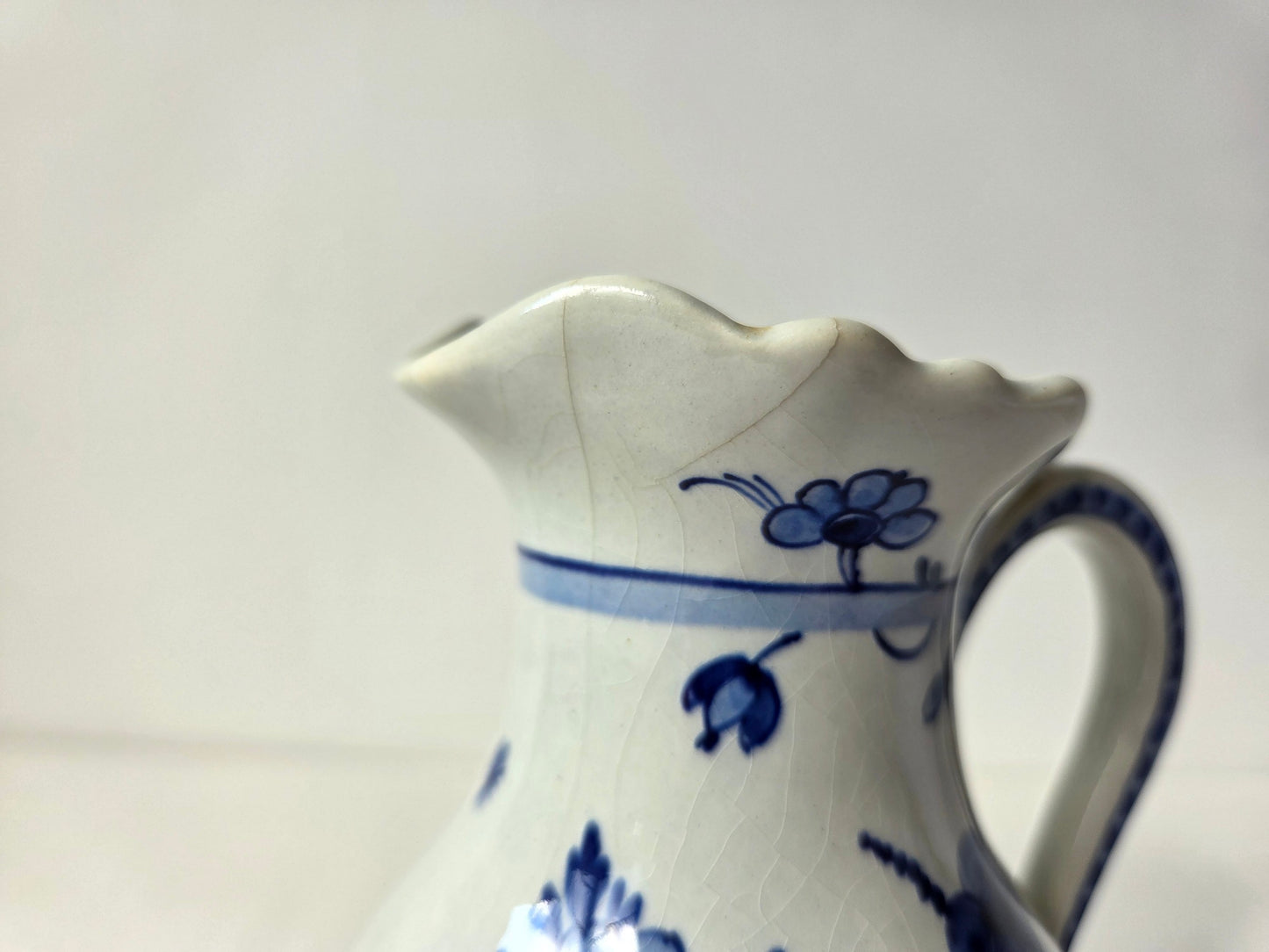 Royal Delft kannetje met bloemdecor