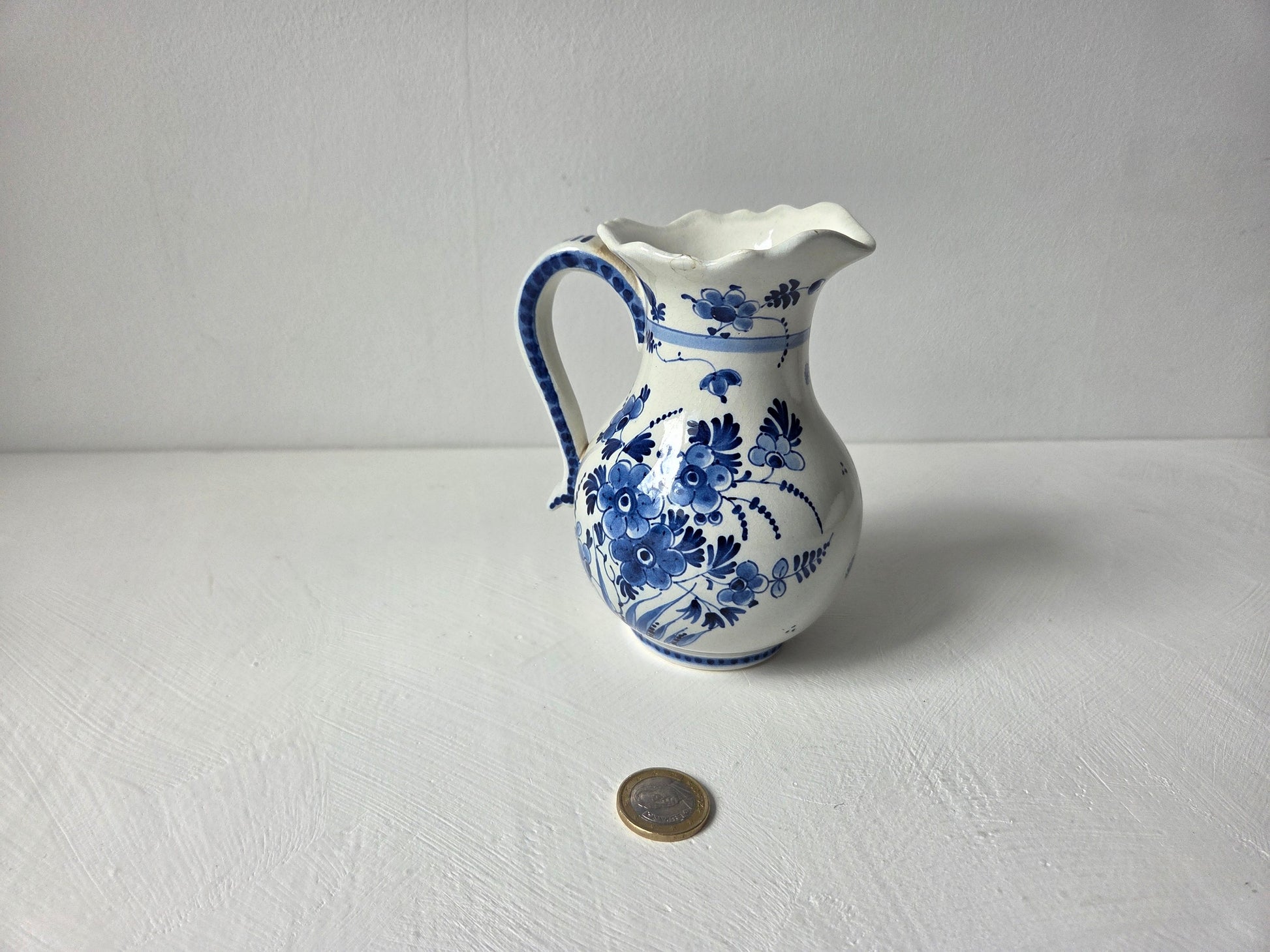 Royal Delft kannetje met bloemdecor