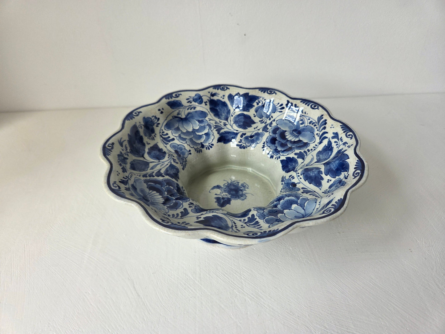 Delfts blauwe schaal met geschulpte rand