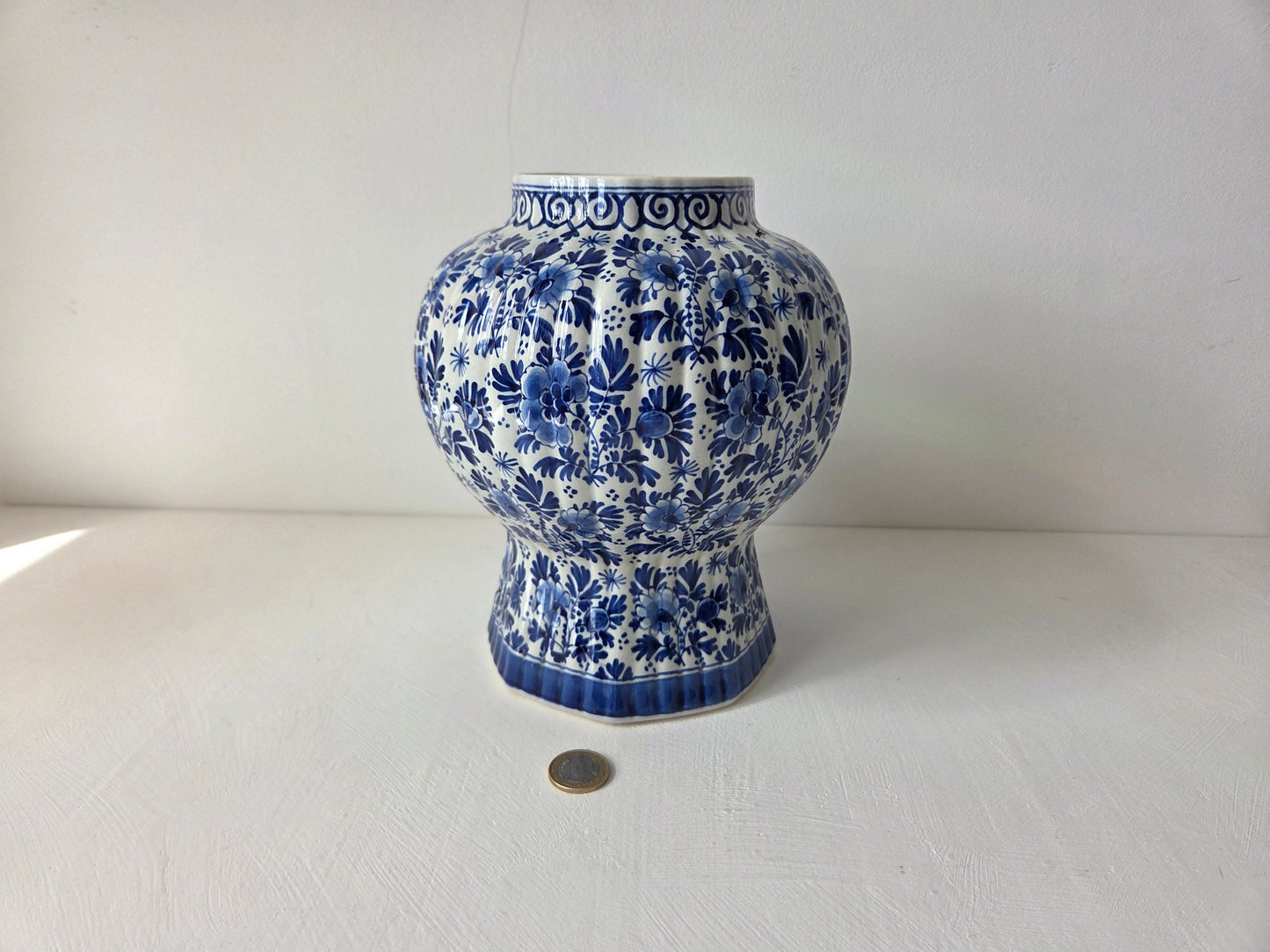 Royal Delft vaas gesigneerd Henneveld