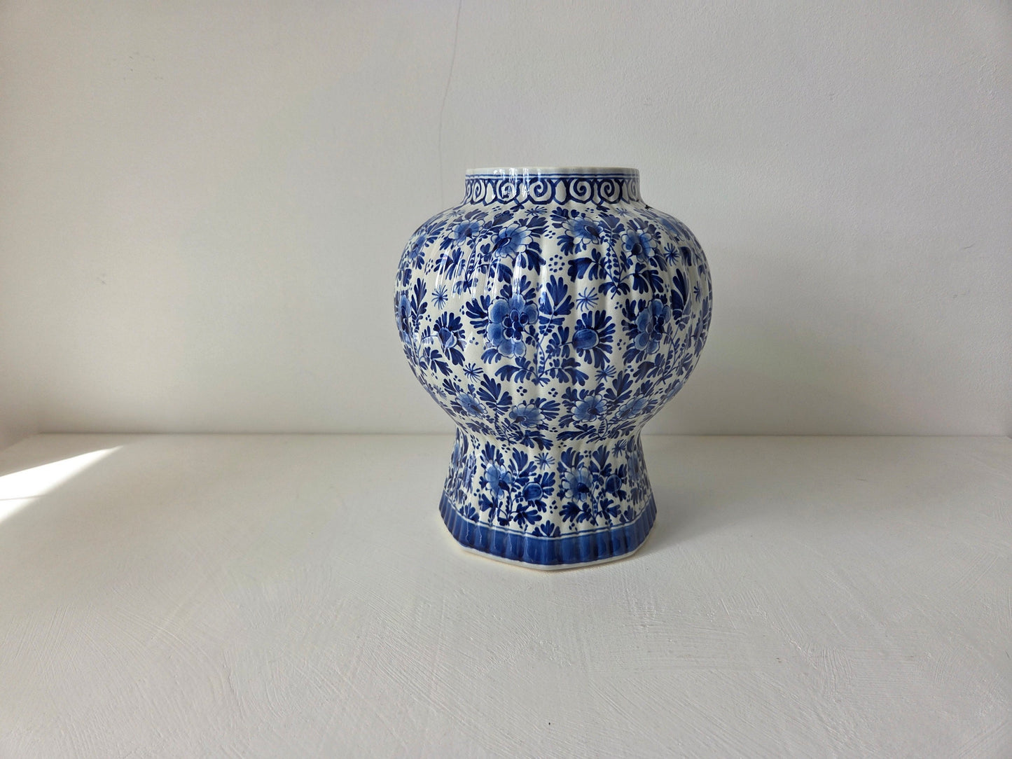 Delfts blauwe vaas met bloemdecor