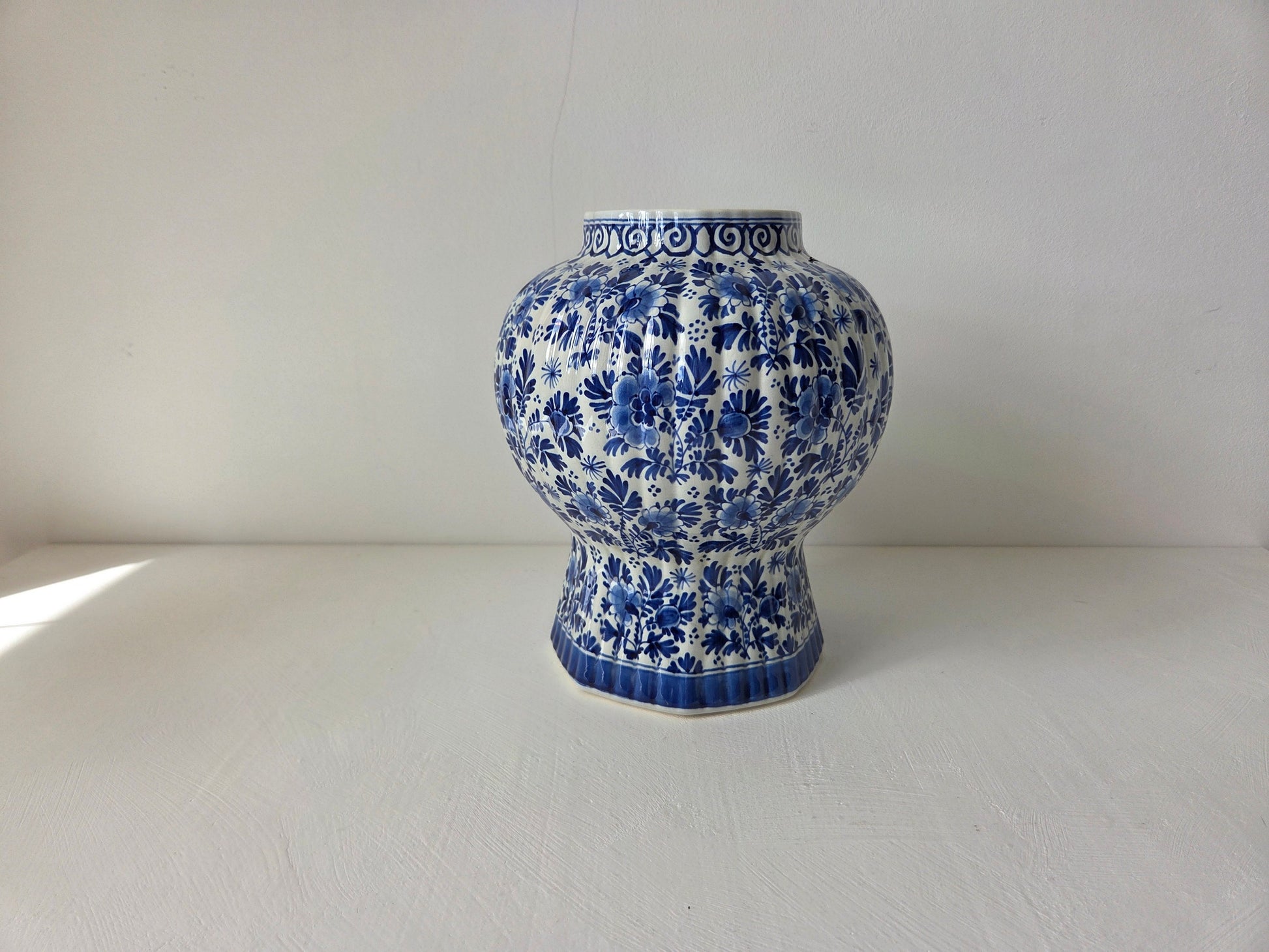 Delfts blauwe vaas met bloemdecor