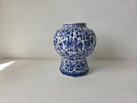 Delfts blauwe vaas met bloemdecor
