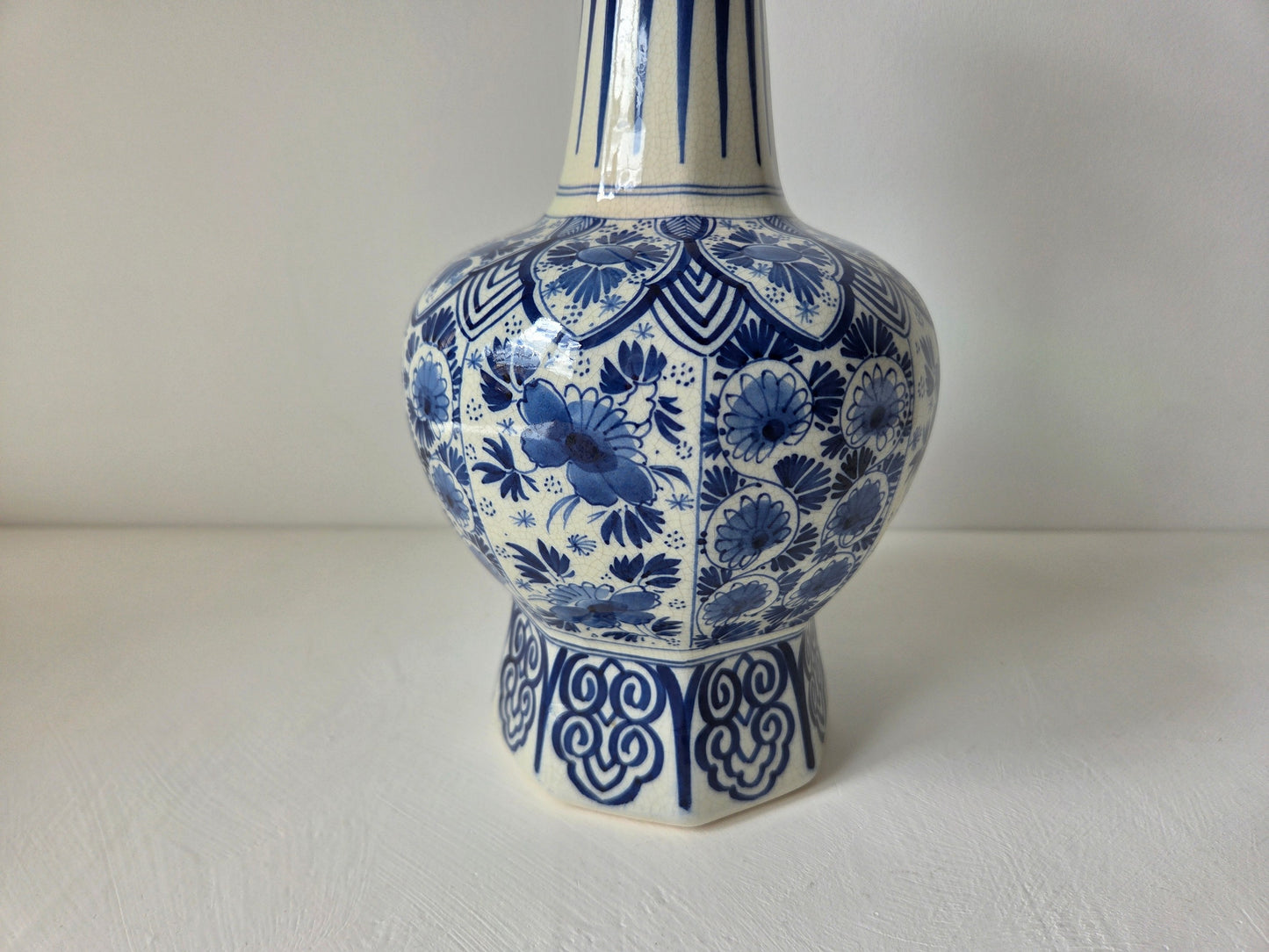 antieke vaas met bloemmotieven blauw