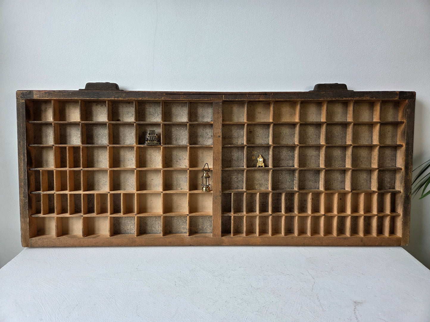 Grote houten letterbak met 105 vakjes – vintage drukkerijbak bij D’Antan