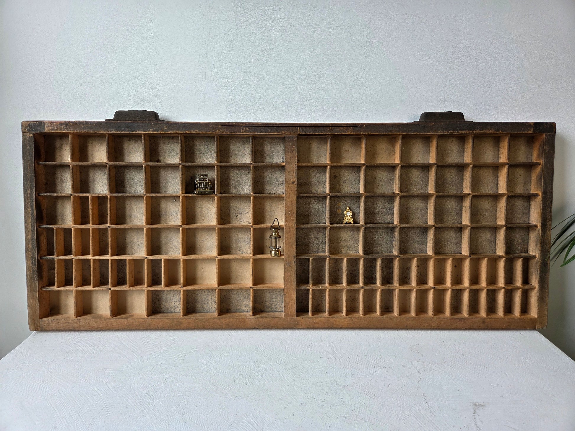 Grote houten letterbak met 105 vakjes – vintage drukkerijbak bij D’Antan