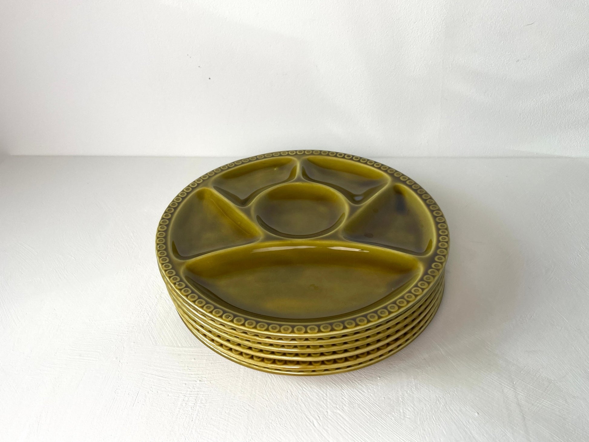 Set van zes vintage fondueborden van Gien – olijfgroen keramiek bij D’Antan