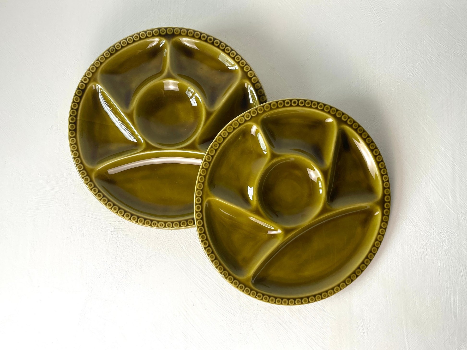 Franse fondueborden van Gien – keramiek met vakverdeling bij D’Antan