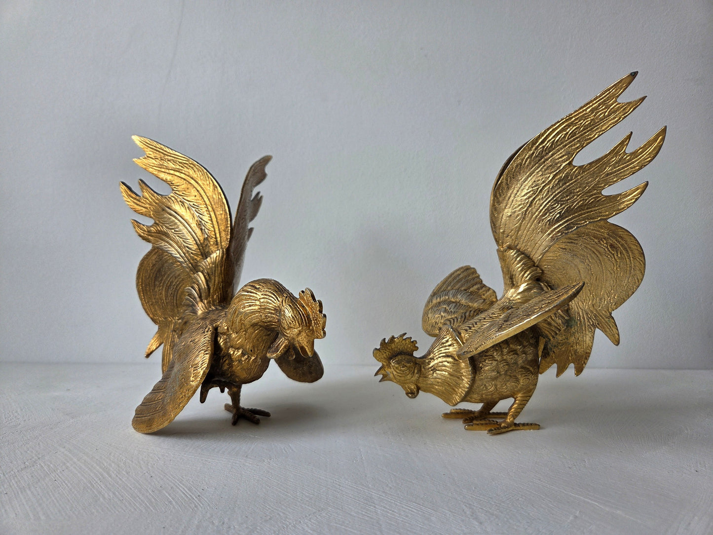 Vintage Franse hanen van metaal met gedetailleerde veren en staarten