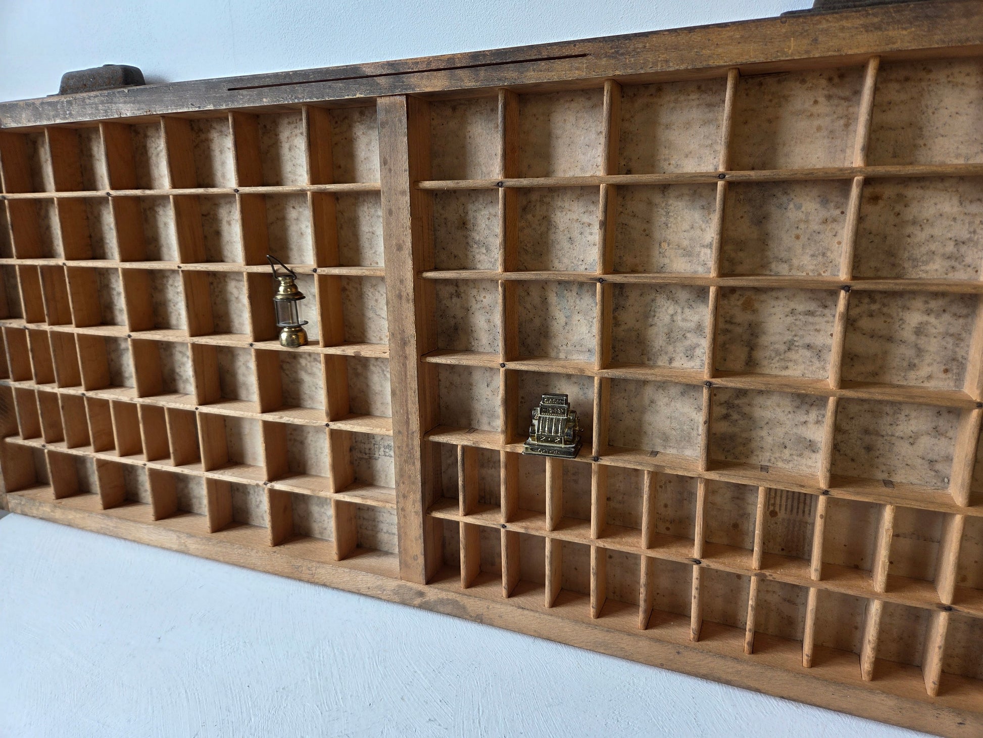 Houten drukkerijletterbak – vakkenrek met metalen grepen en gebruikssporen