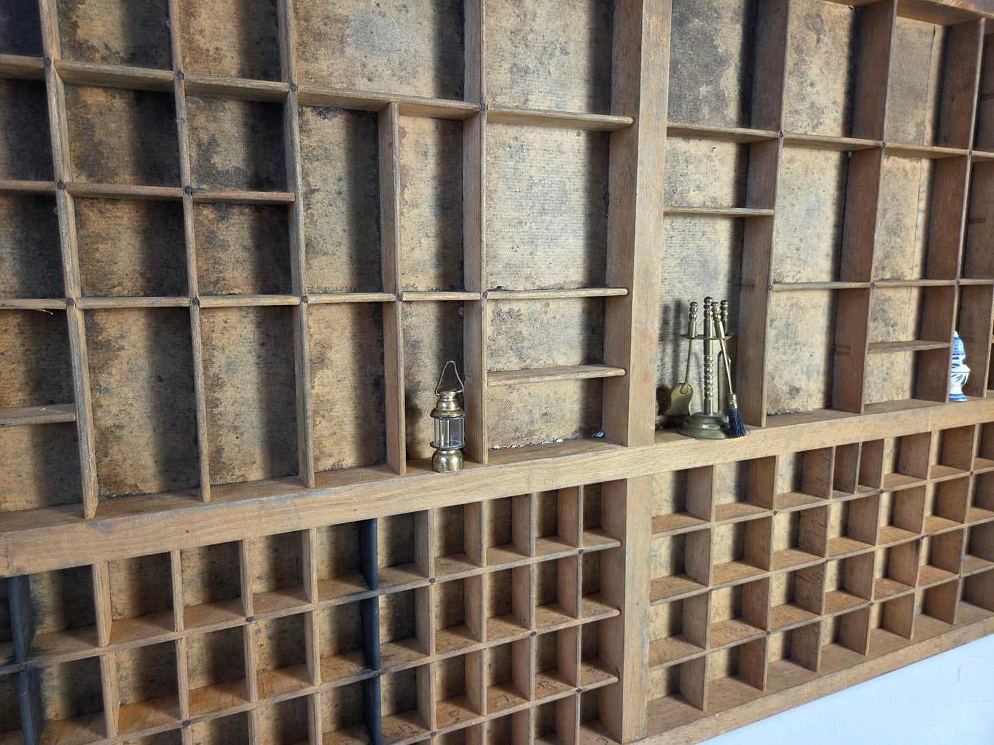 Grote houten letterbak met 120 vakjes, oud drukwerkrek met zichtbare gebruikssporen