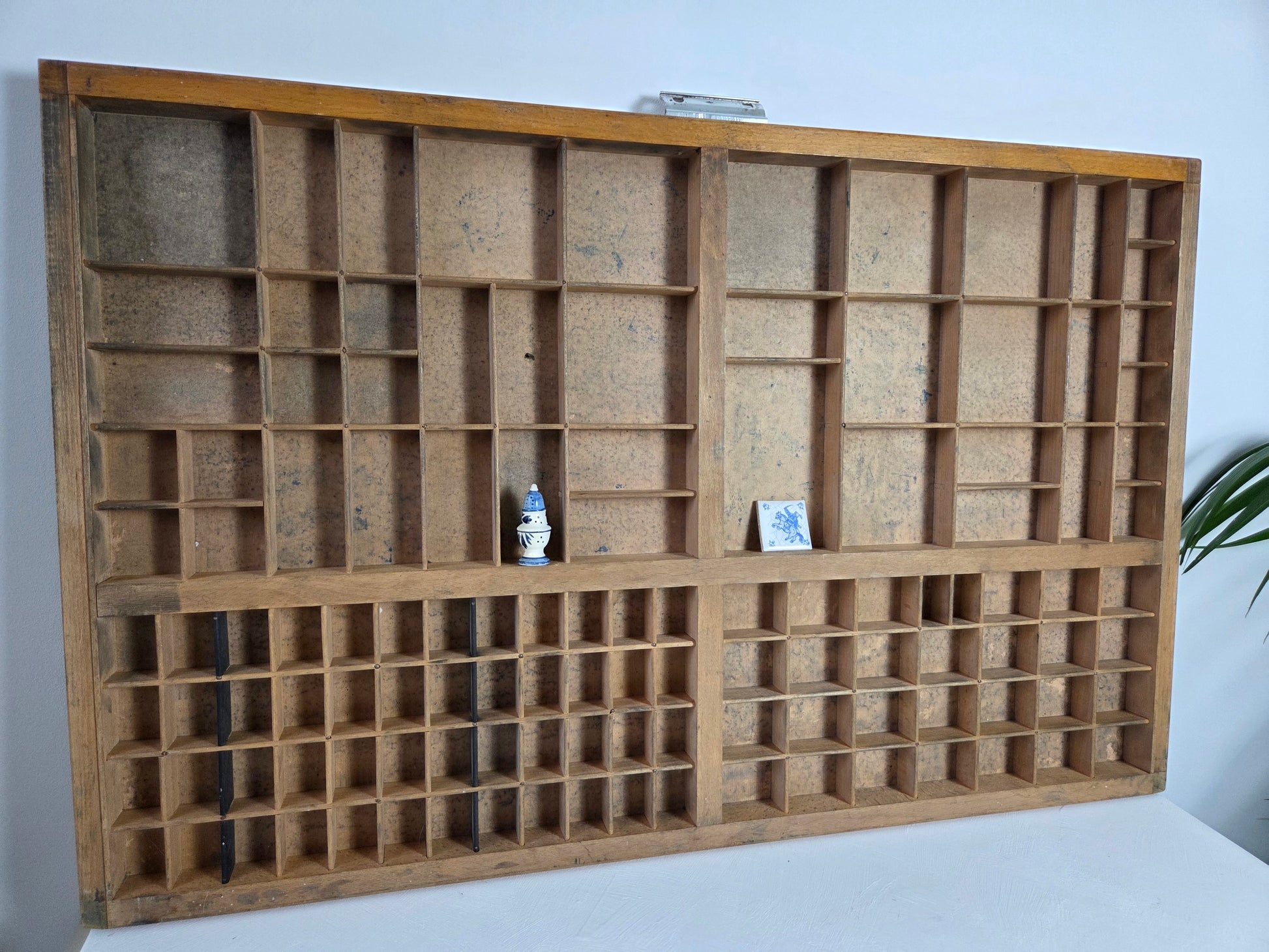 Grote houten letterbak met 120 vakjes op een witte ondergrond