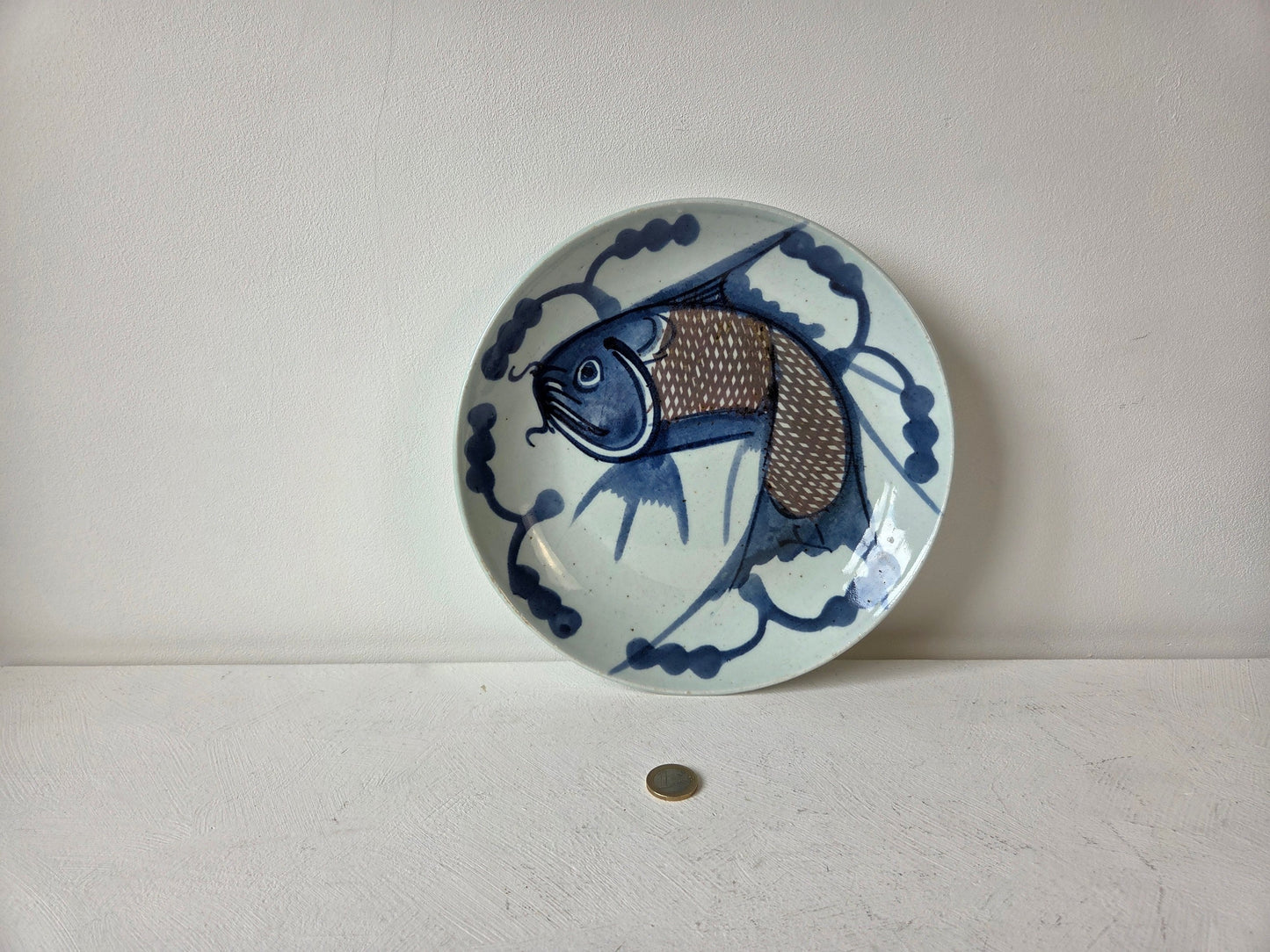 Antiek keramieken bord – koikarpermotief handbeschilderd D’Antan collectie