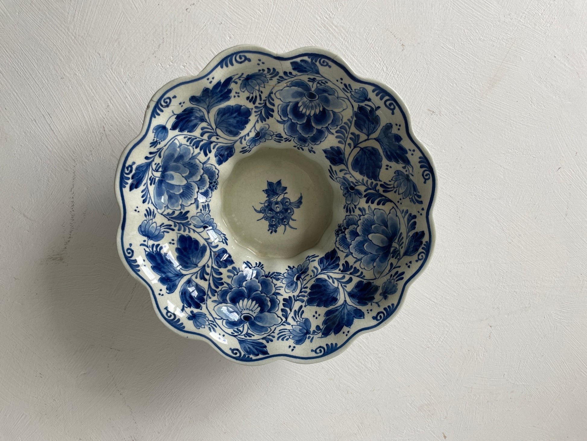 Keramieken schaal met handgeschilderd bloemendecor – Royal Delft