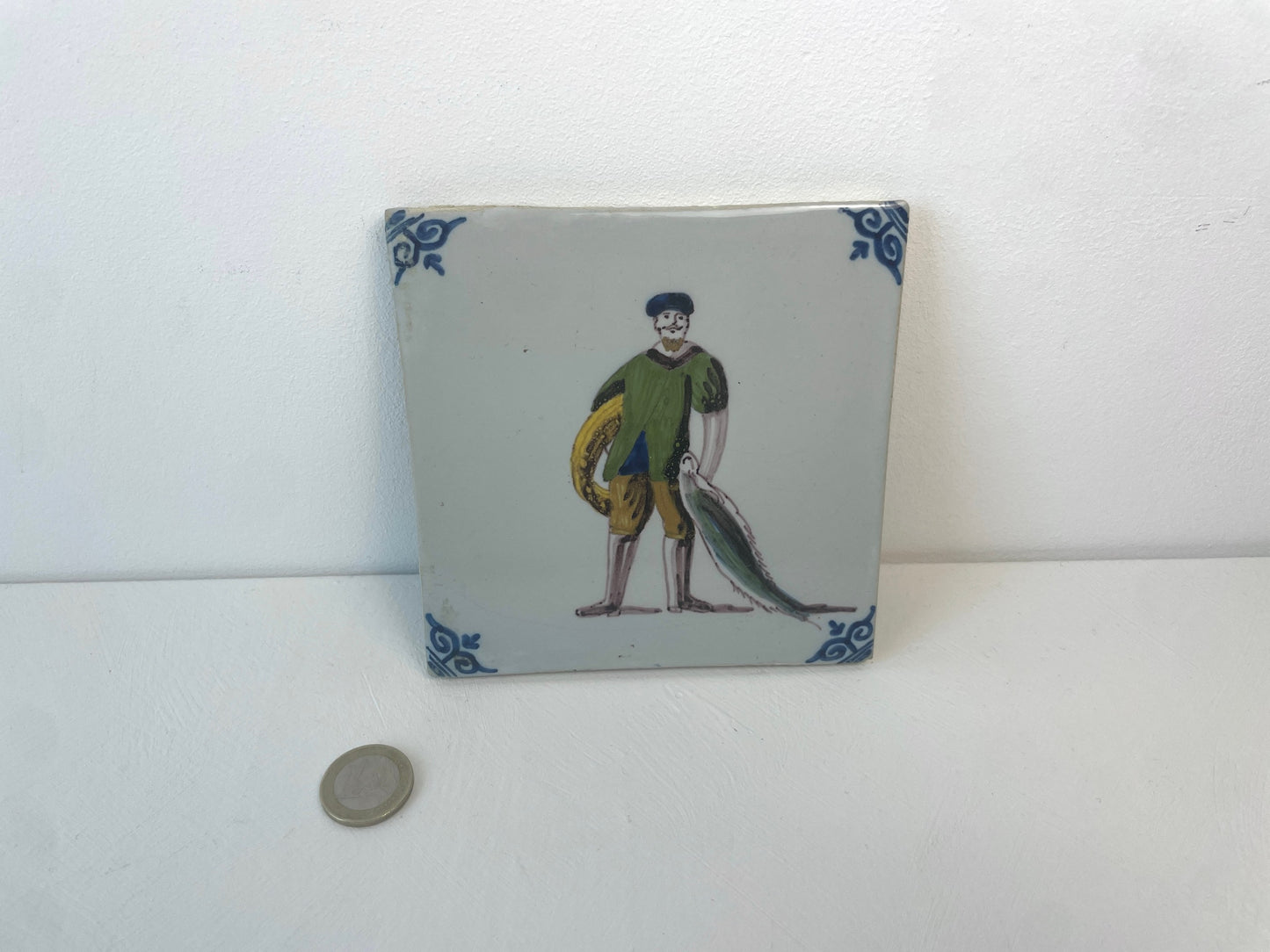 Handbeschilderde Nederlandse tegel van Makkum Tichelaar met visser als motief.