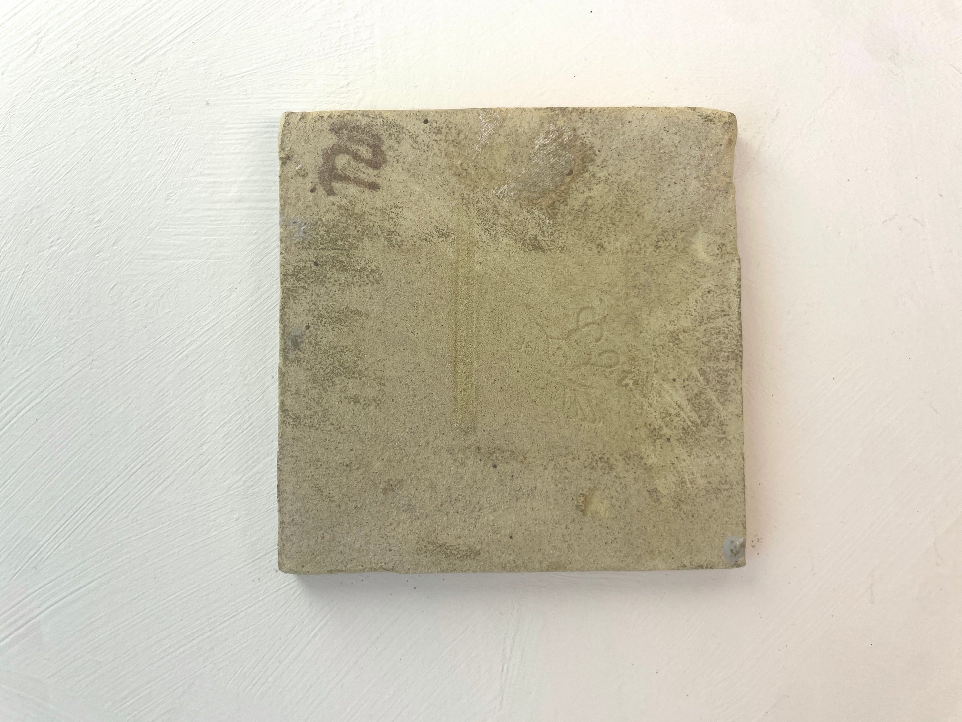 Detail van Makkum tegel met poetsvrouw, keramiek uit de jaren zestig.