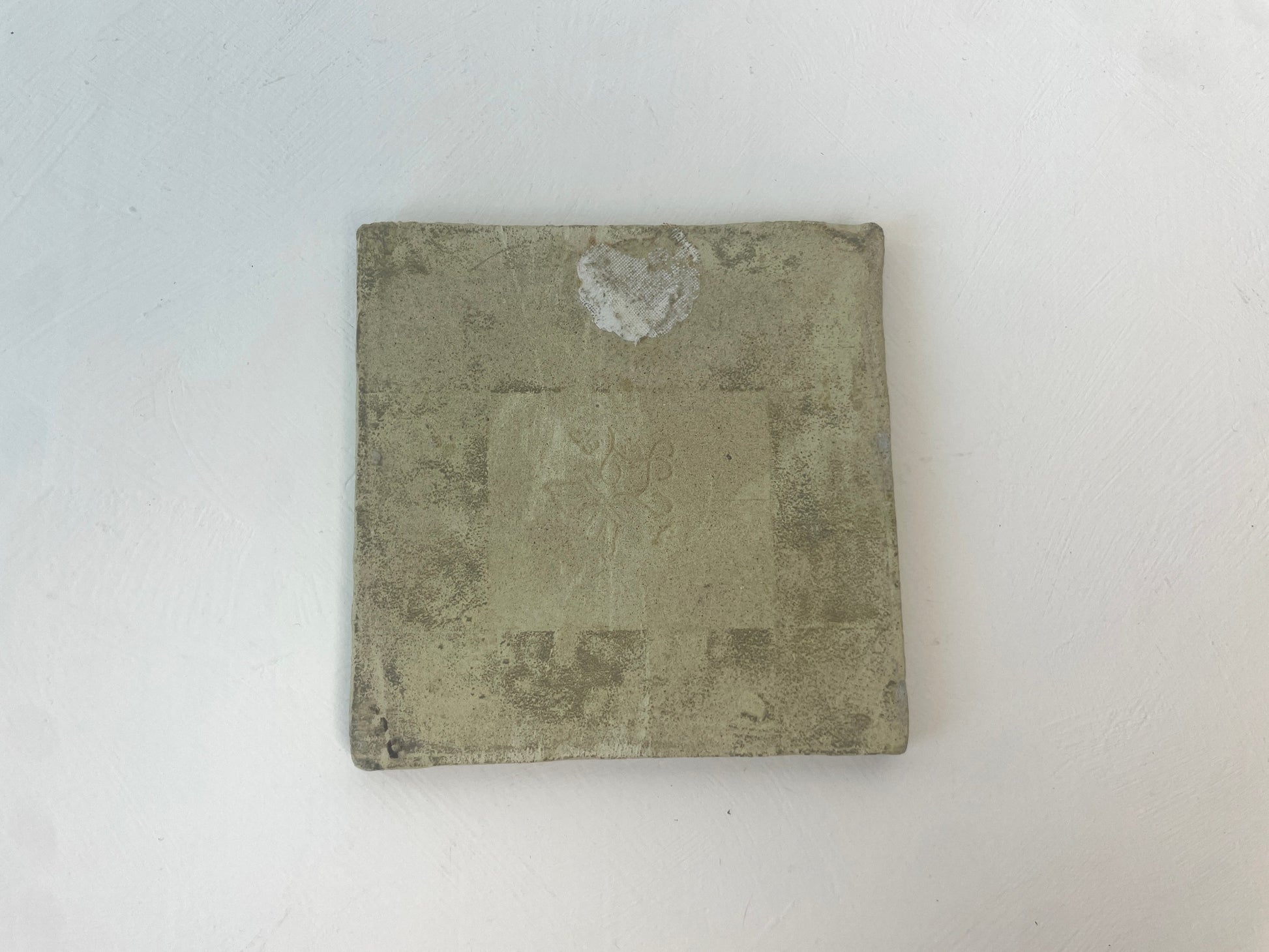 Antiek keramiek van Makkum, tegel met geschilderde voorstelling van visser.