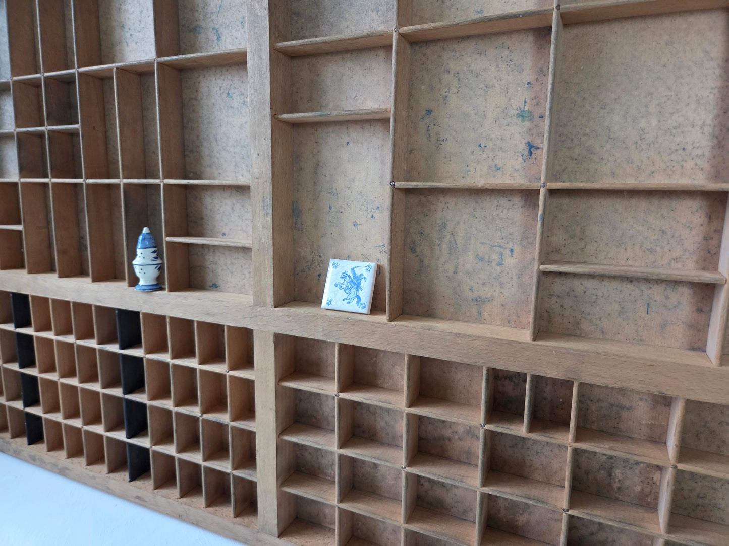 Vintage drukletterbak van hout met één metalen handvat bovenaan