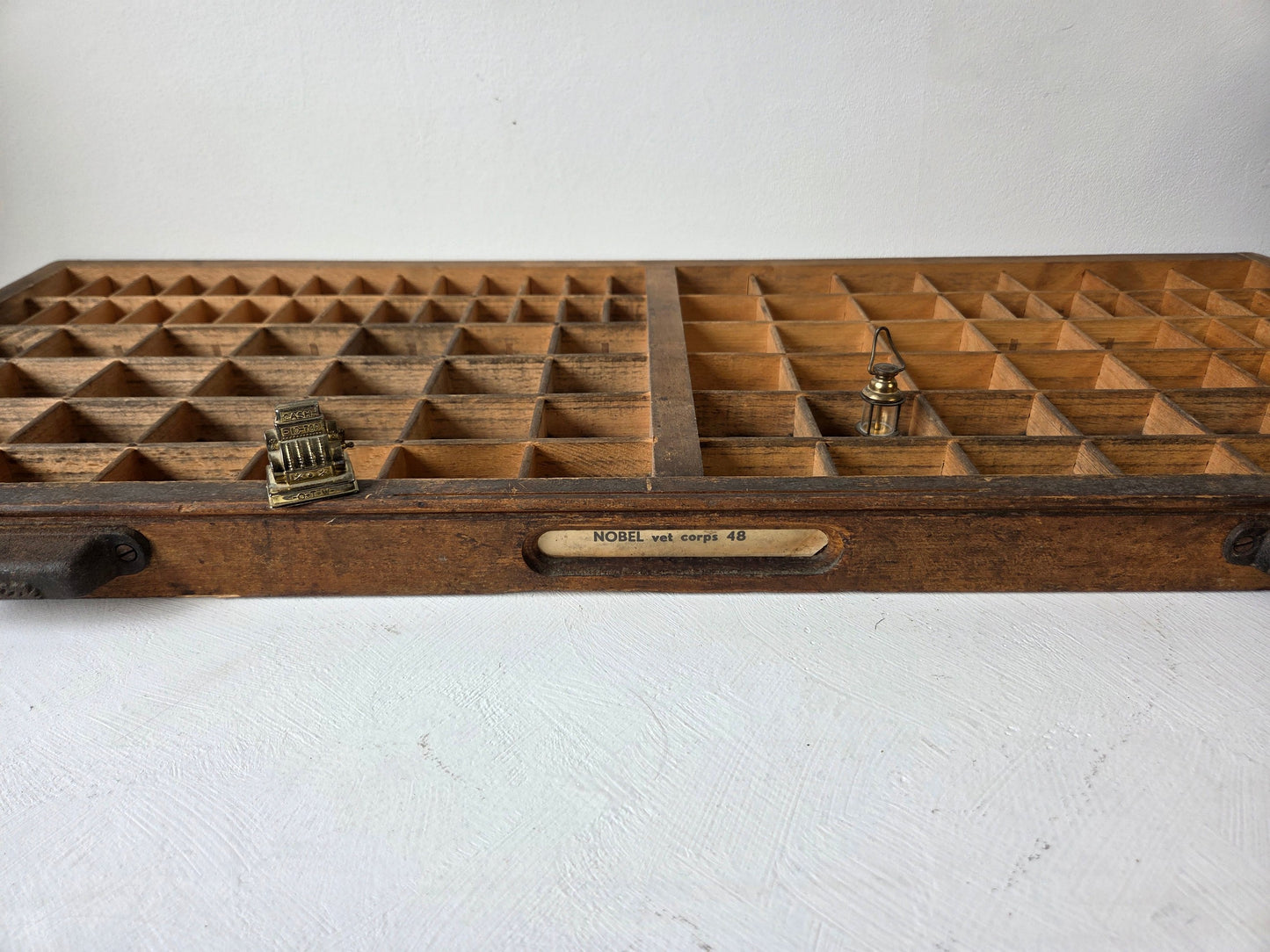 Antieke letterbak met vakjes – hout met zichtbare gebruikssporen D’Antan collectie