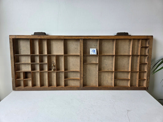 Oud houten letterbak – drukkerijlade met metalen grepen en gebruikssporen