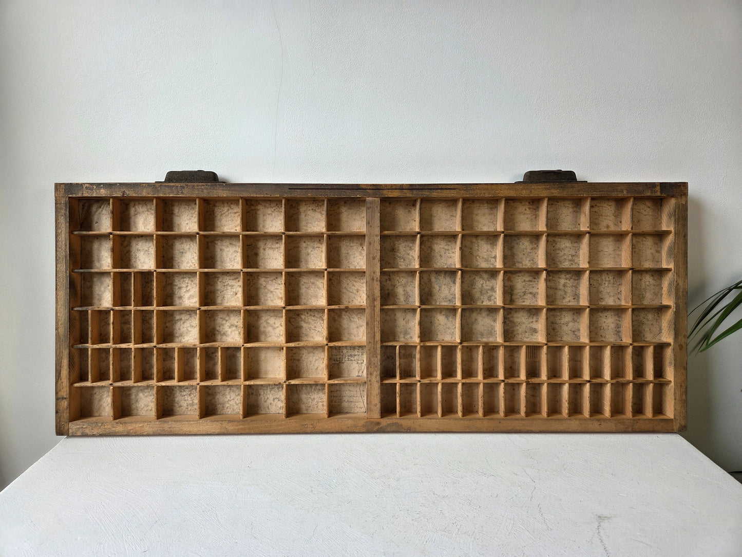 Oud houten vakkenrek – letterbak met metalen handgrepen