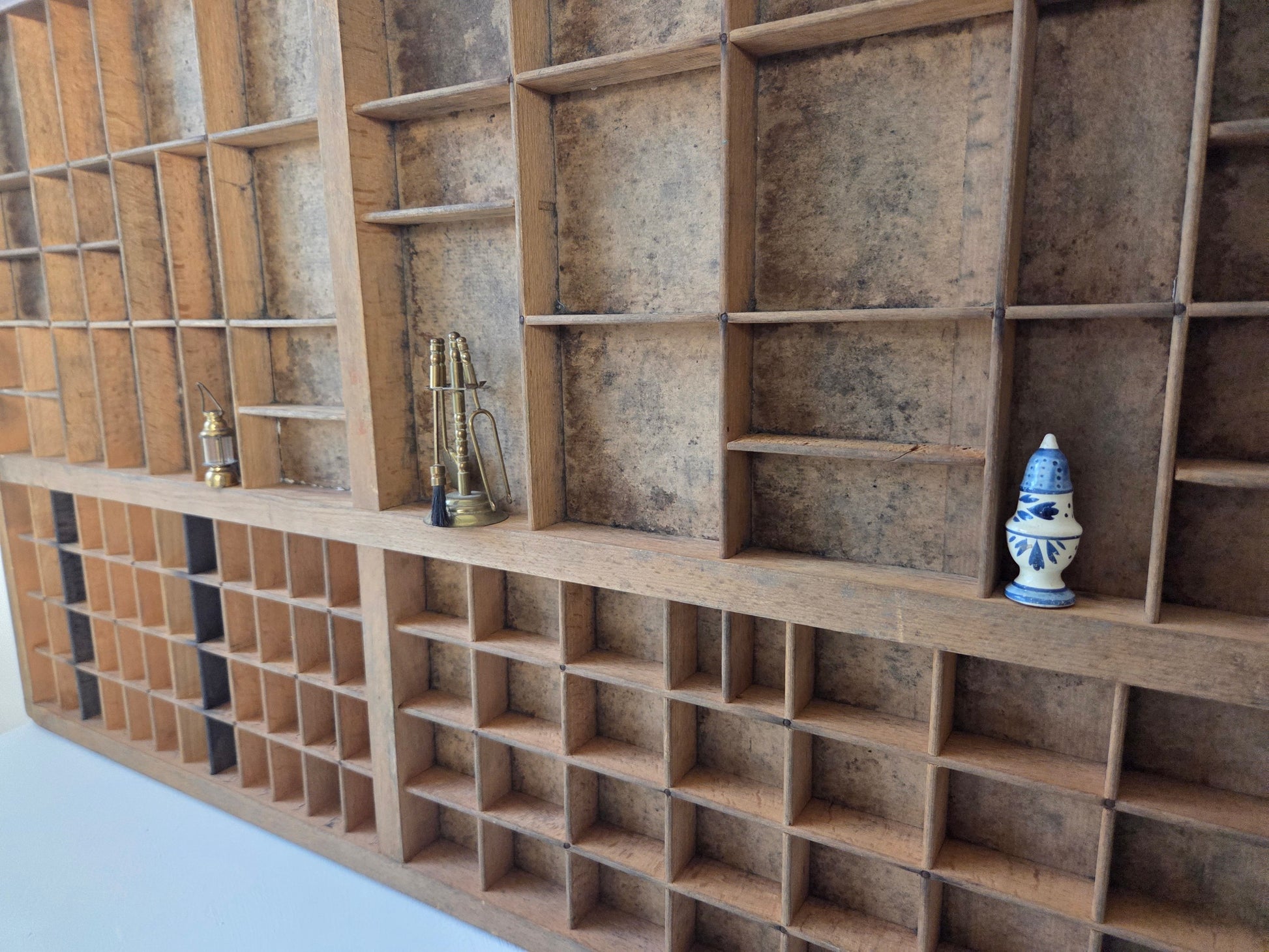 Houten letterbak uit drukkerij, met vakverdeling voor kleine voorwerpen