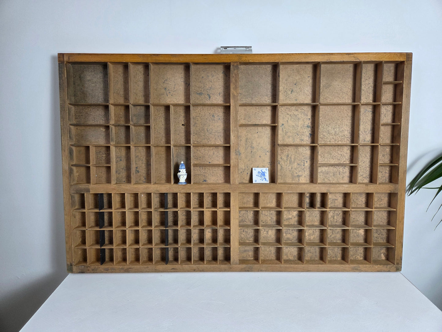 Houten letterbak met grote en kleine vakjes en zichtbare gebruikssporen