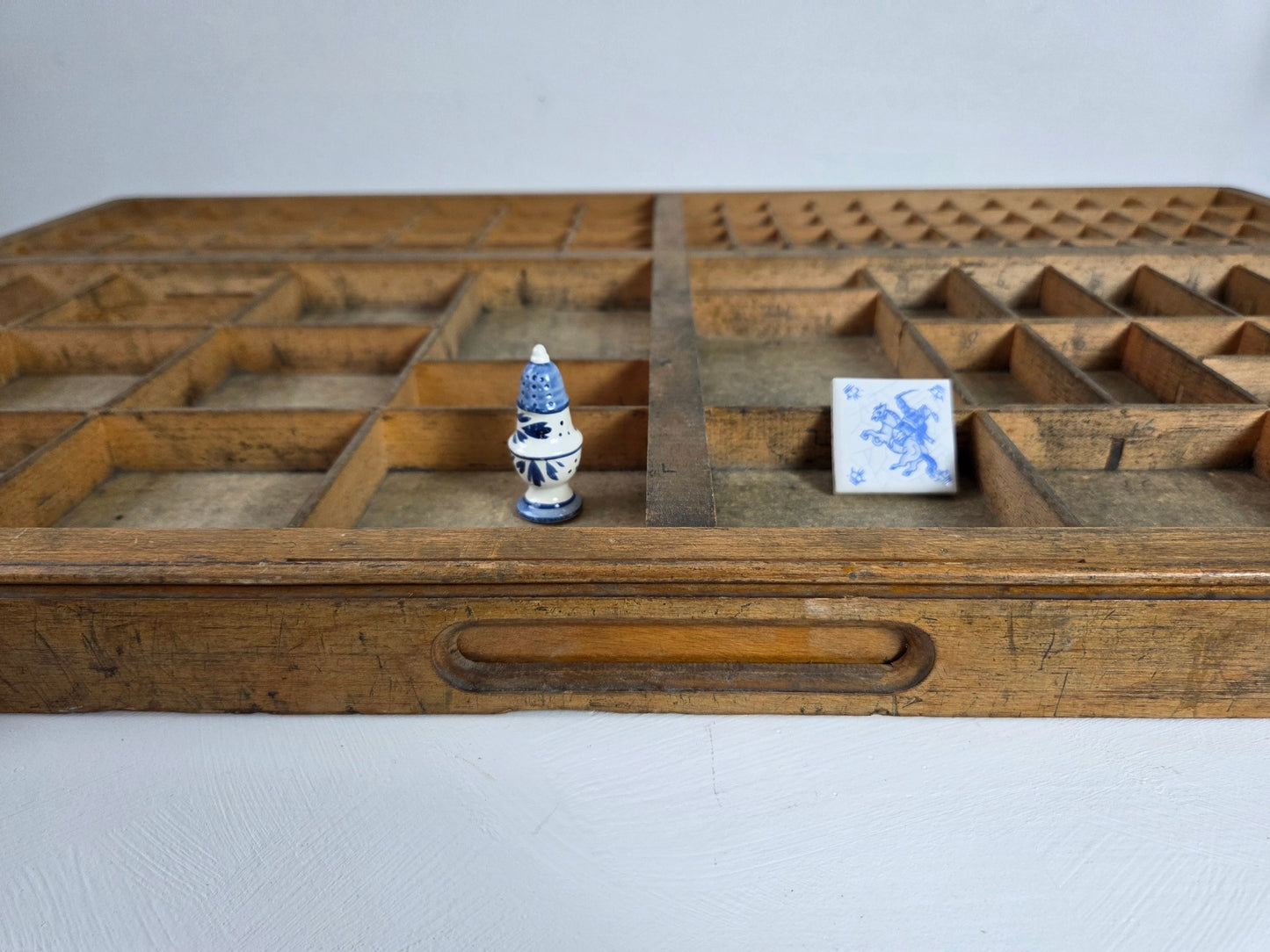 Houten letterbak met handgeschreven maten, geschikt voor kleine verzamelobjecten.