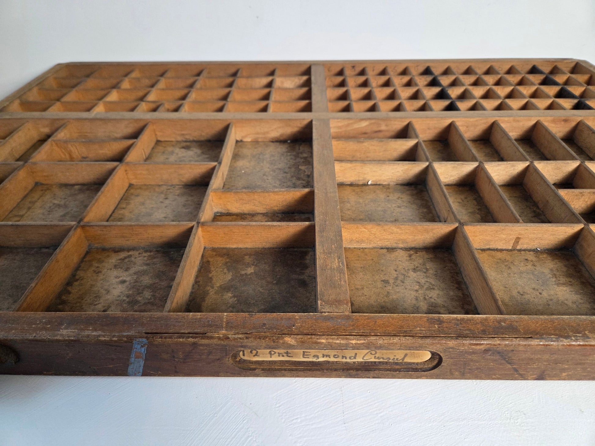 Oud houten rek met vakjes, gebruikt in drukkerij voor loden letters