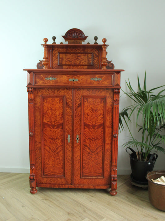 Antieke houten (noten) kabinet