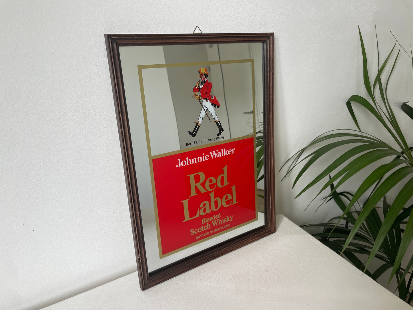 Johnnie Walker Red Label reclamespiegel houten lijst