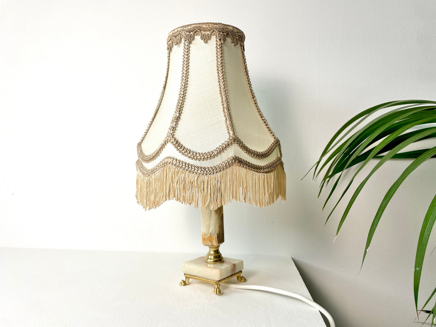 Vintage tafellamp van marmer en messing met franjeskap – D’Antan