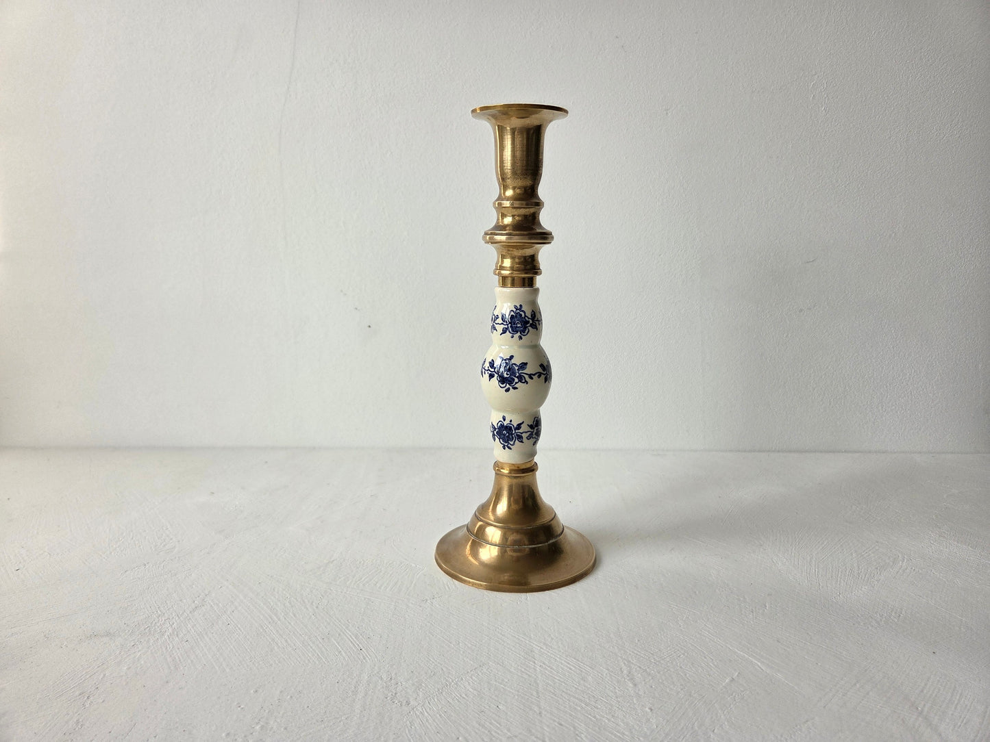 Slanke kandelaar van messing met Delfts blauw decor in het midden