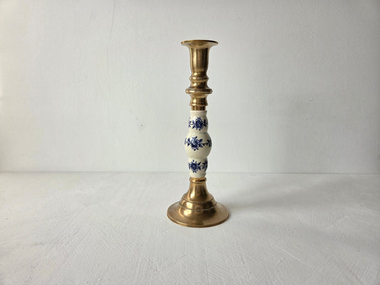 Slanke kandelaar van messing met Delfts blauw decor in het midden