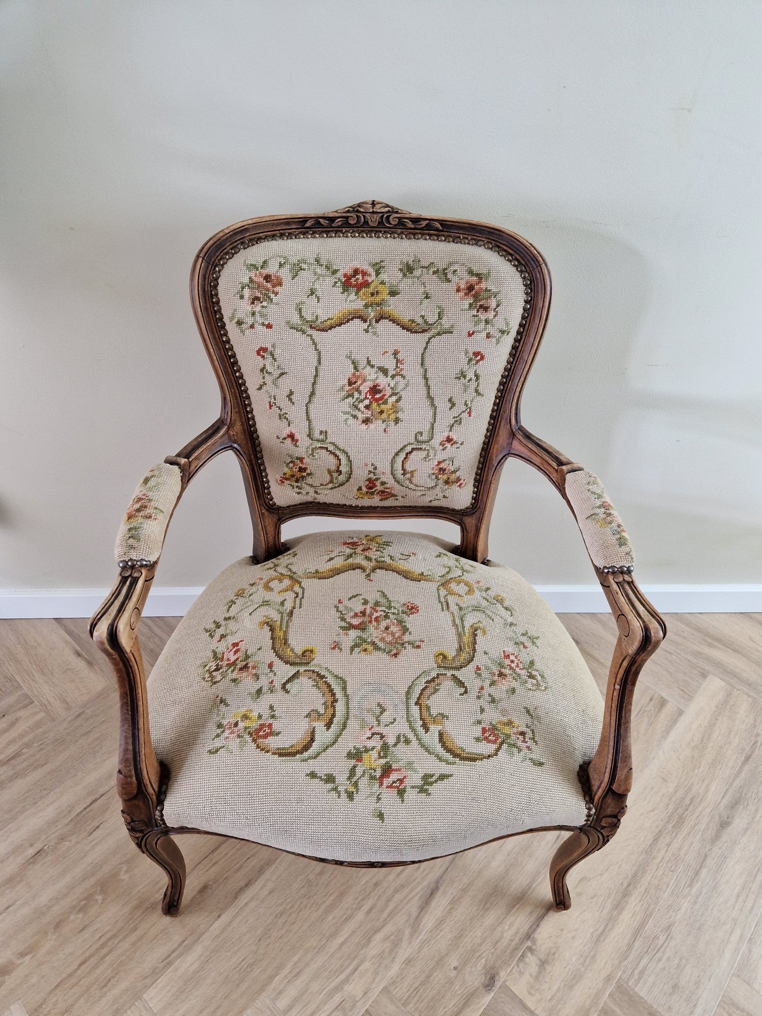 Antieke fauteuil met bloemmotief