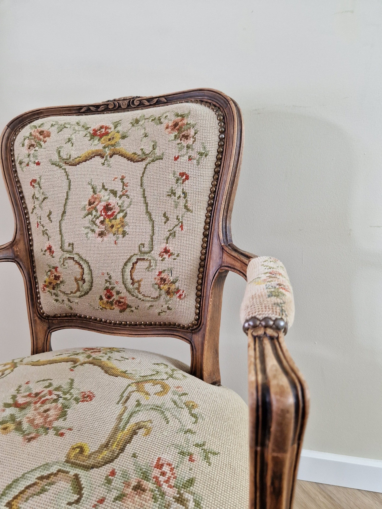 Antieke fauteuil met bloemmotief