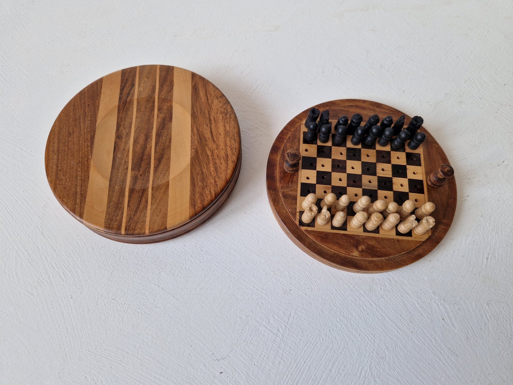 Rond houten doosje met miniatuur schaakspel